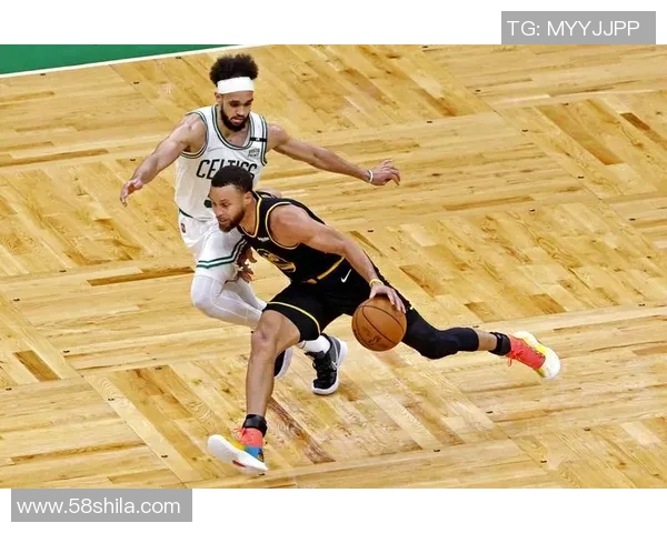 勇士与湖人激战正酣虎扑热议精彩瞬间与球员表现分析